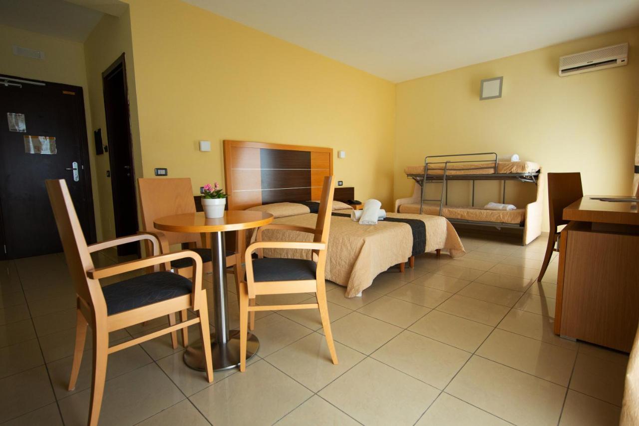 Ticho'S Greenblu Hotel Castellaneta Marina Kültér fotó